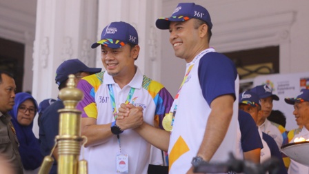 Bima Arya Terima Api Asian Games di Rumah Dinas