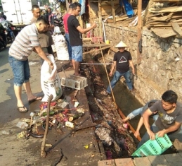 Lapak DiBongkar, Pedagang Kompak Bersihkan Drainase