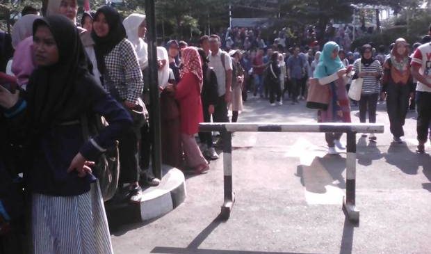 Puluhan Ribu Pencari Beasiswa Antre di Kemendikbud