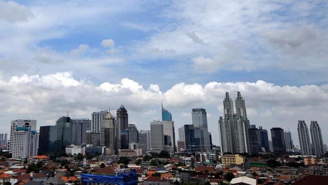 Waspada Petir dan Hujan Angin Landa Jakarta Siang Hari
