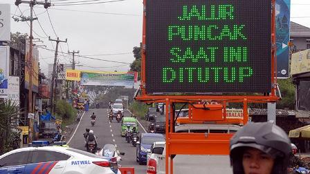 
 Suasana penutupan jalur Puncak, Kabupaten Bogor, 7 Februari 2018. Jalur Puncak, Bogor ditutup selama 10 hari ke depan mulai tanggal 6 Februari 2018. ANTARA