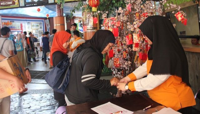 Pohon Angpau dan Lomba Lukis Lampion Warnai Libur Imlek