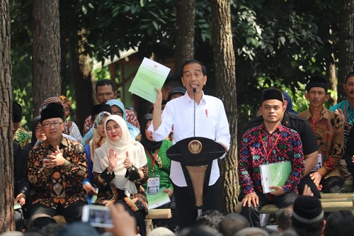 Jokowi Serahkan Sk Perhutan Soal Di Wana Wisata Pokland Cianjur Jokowi Serahkan Sk Perhutan Soal Di Wana Wisata Pokland Cianjur