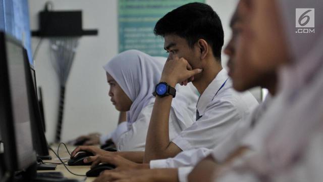 
 Sejumlah siswa kelas XII mengerjakan soal Bahasa Indonesia saat mengikuti Ujian Nasional Berbasis Komputer (UNBK) di SMKN 50 Jakarta, Senin (25/3). Kemendikbud mengatur UNBK tingkat SMK dilaksanakan serentak dalam empat hari mulai 25 sampai 28 Maret 2019. (merdeka.com/Iqbal S. Nugroho)