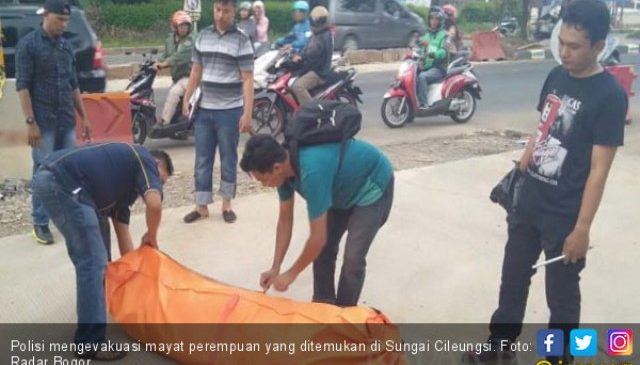 Mayat Perempuan Tersangkut di Sungai Cileungsi Bogor