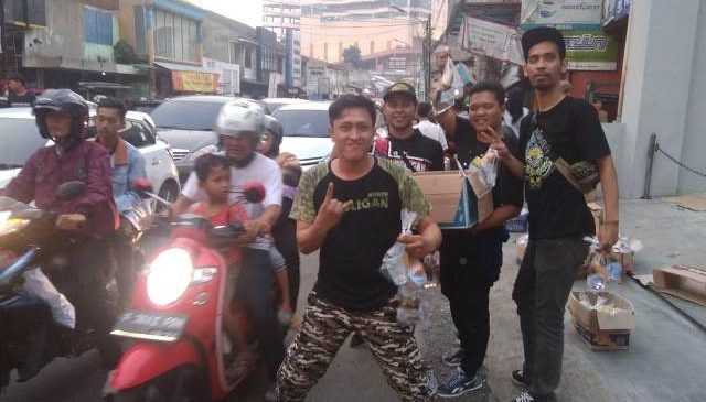 Hooligans Bogor Bagikan 3.000 Kotak Takjil di Jalan Empang