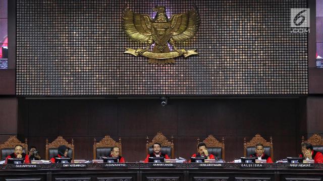 
 Ketua Majelis Hakim Mahkamah Konstitusi, Anwar Usman didampingi sejumlah Hakim Konstitusi memimpin sidang perdana sengketa Pilpres 2019 di Mahkamah Konstitusi (MK), Jakarta, Jumat (14/6/