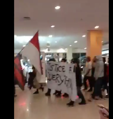 Heboh!! Mahasiswa Unpak Demo di Dalam Mall Botani Square. Nih Videonya!!