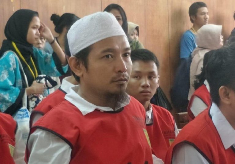 Menurut Istri Zul ‘Zivilia’ Vonis 18 Tahun Bui Tak Adil