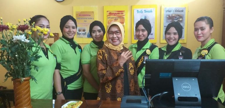 Anggota DPR RI Endang Setyawati Thohari Isi Hari Ibu Bersama Pelopor Salon Kecantikan Perempuan Di Bogor