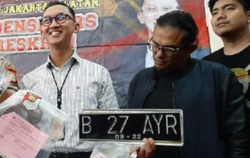 Lihat Nih, Tampang “Si Koboi” yang Todongkan Pistol sambil Naik Lamborghini