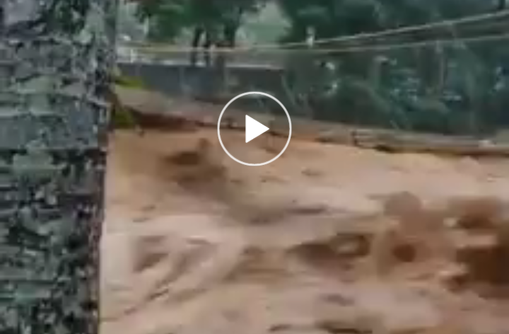 Lihat Nih.. Video Sungai Ciliwung Bogor Ngamuk. Ngeri…