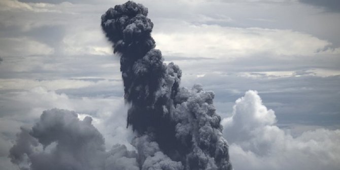 Warga Diimbau Hindari Radius 2 KM dari Kawah, Gunung Anak Krakatau Kembali Erupsi
