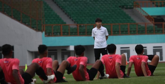 Menurut Shin Tae-yong Lapangan Wibawa Mukti Bisa Bikin Pemain Cedera