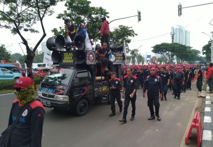 Demo Tolak Omnibus Law, Massa Buruh Melakukan Long March dari Gerbang Pemuda ke DPR