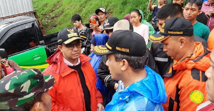 Anies Meninjau Banjir di Kecamatan Makasar Jakarta Timur