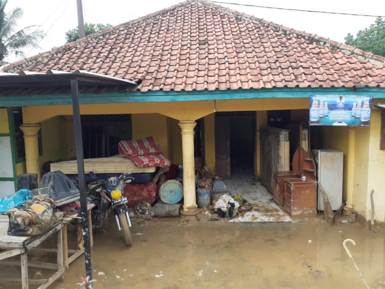 Kisah Haru, Perjuangan Ibu Selamatkan Bayi di Tengah Banjir Dahsyat, Separo Badannya Sudah Tertimbun Longsor