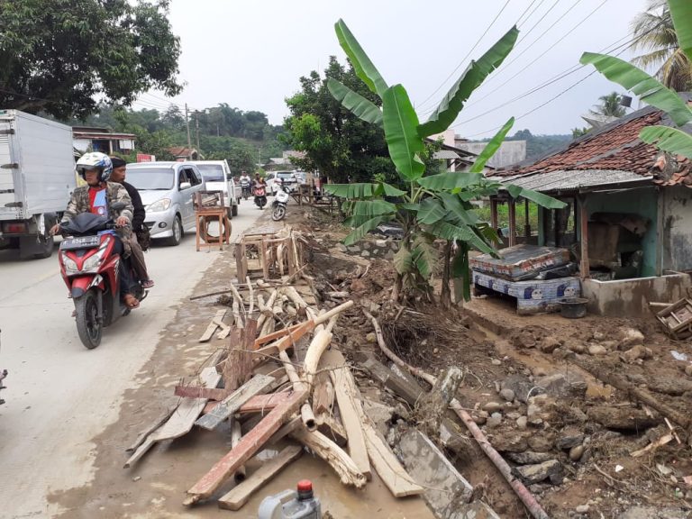 Kondisi Pasca Luapan Air Bah Sungai Cidurian di Cigudeg, Listrik Padam, tak Ada Air Bersih