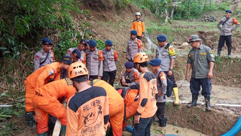 Personil Gabungan Evakuasi Warga dari 19 Rumah di Sukajaya