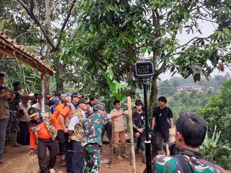 Menko PMK Tinjau Lokasi Longsor di Kecamatan Sukajaya