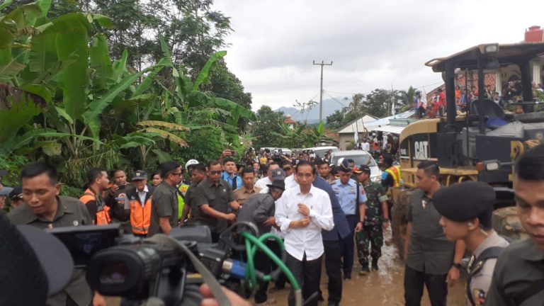 Pesan Jokowi untuk Para Korban Longsor di Kecamatan Sukajaya
