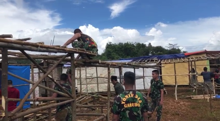 TNI Bangun Tenda Pengungsian Sementara dari Bambu di Desa Cileuksa Sukajaya