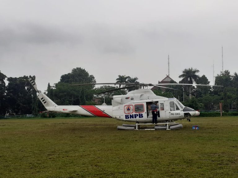 Helikopter BNPB Hari Ini Distribusikan Logistik Untuk Warga Cileuksa