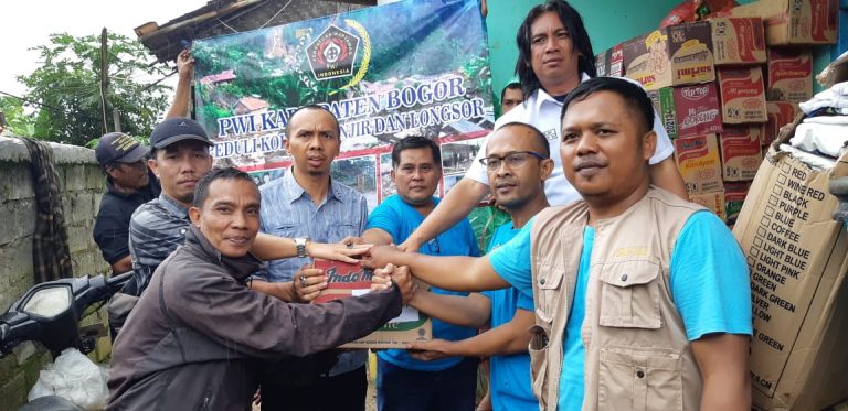 PWI Kabupaten Bogor Bantu Korban Bencana Longsor di Sukajaya