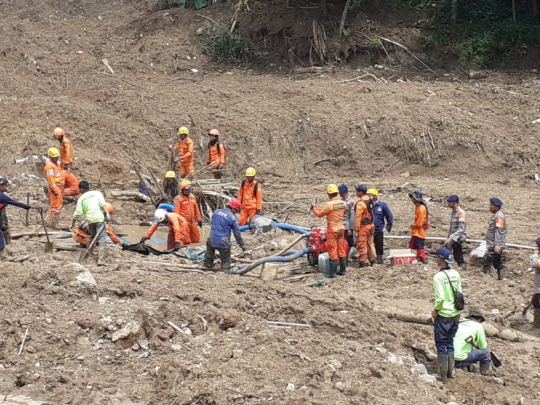 VIDEO: Detik-detik Pencarian Korban Longsor di Desa Harkat Jaya