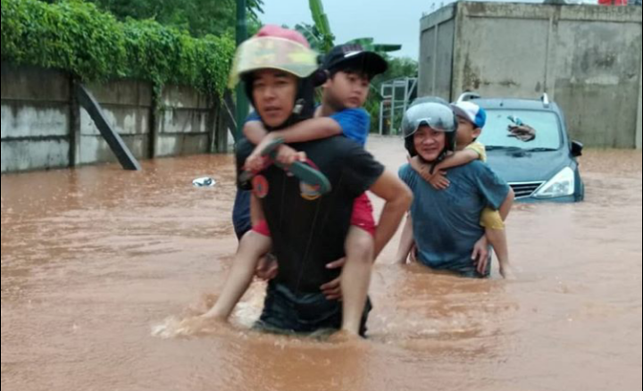 Ngeri, Video Evakuasi Banjir di Cileungsi. Mobil Ampe Terendam