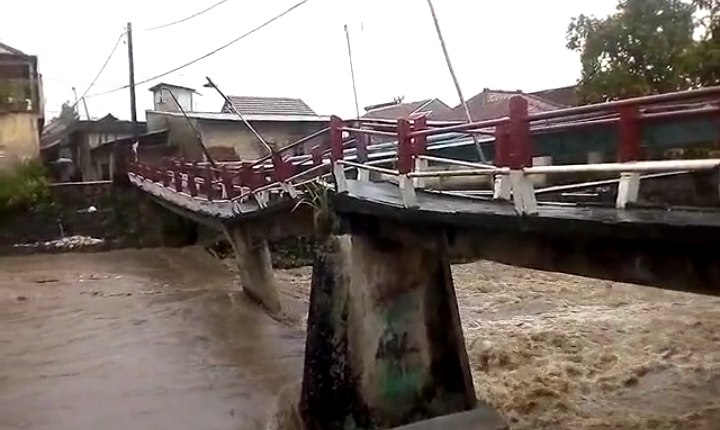 Detik-detik Jembatan Dekat Terminal Laladon Bogor Ambruk Dihantam Banjir