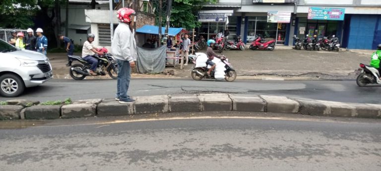 Hati-Hati Melintas di Jalan Raya Bogor-Jakarta Aspalnya Mengangkat