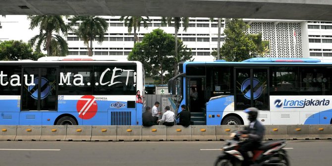 Transjakarta akan Melaporkan Pengendara Motor Dinas Terobos Busway & Ancam Petugas