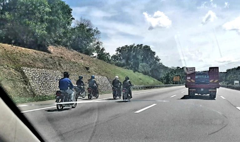 Menyaksikan “Moto GP,” Secara live” di Jalan Tol Malaysia