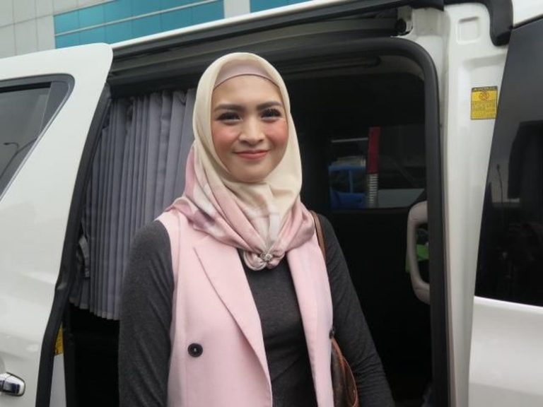 Donita Panik Saat Kedua Anaknya Sakit