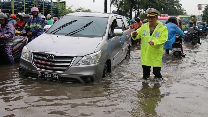 Polda Metro Menurunkan 450 Personel Atur Lalin di 42 Titik Banjir DKI