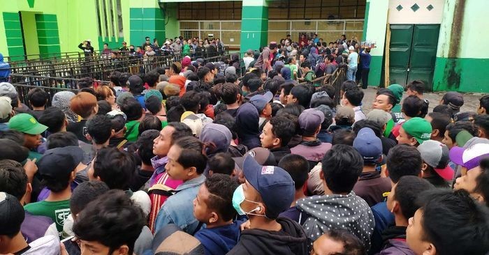 Ribuan Suporter Antre Untuk Tiket Persebaya Vs Persija