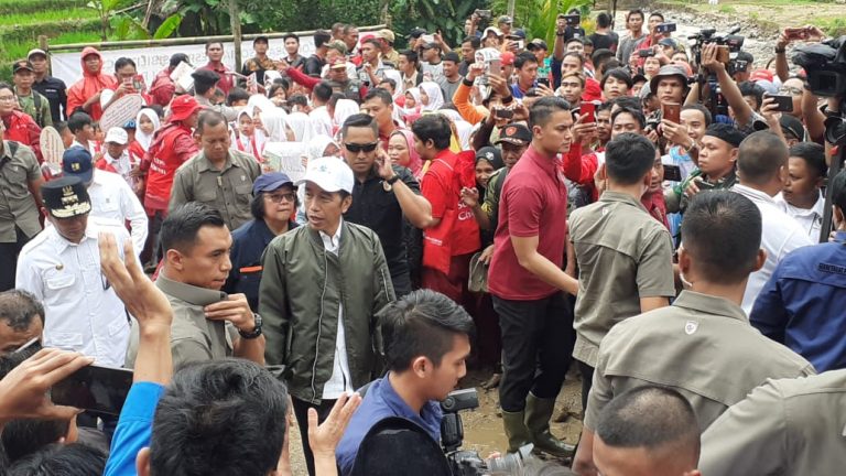 Kunjungi Dua Kampung di Desa Harkat Jaya, Jokowi Disambut Siswa SD Bawa Tulisan ‘Save The Children”