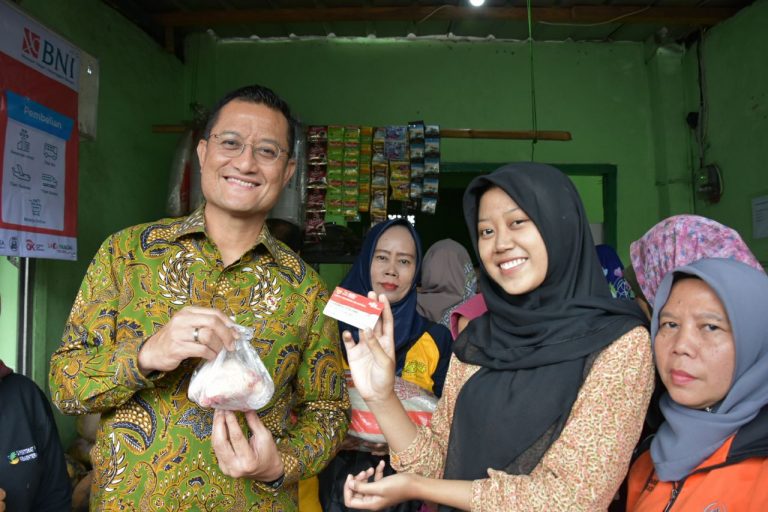 Sidak e-warung di Kota Bogor, Mensos Dikerubuti Ibu-ibu, Mensos: Saya Puas