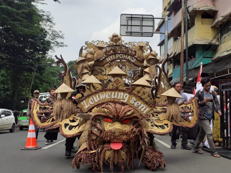 Kereta Dewi Suci dari Purwakarta Ramaikan Capgomeh di Bogor