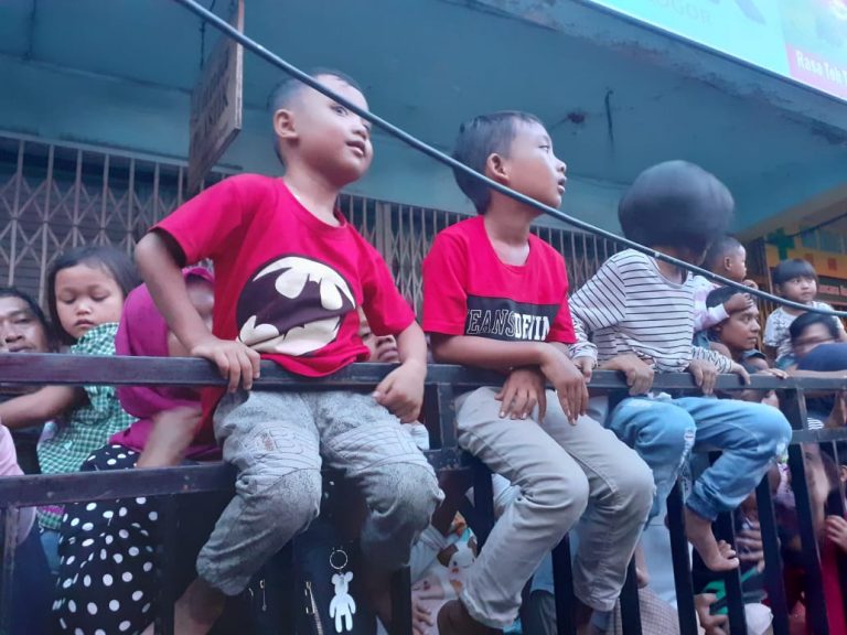 Banyak Anak Kecil Terjepit dan Duduk di Pagar Pembatas Demi Menyaksikan CGM 2020