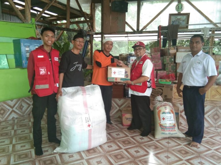 PMI Kota Bogor Salurkan Bantuan Ke Ponpes Katulampa Rawa