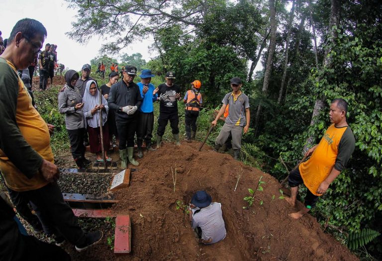 Pemkot Bogor Evakuasi Kuburan Yang Tergerus Longsor