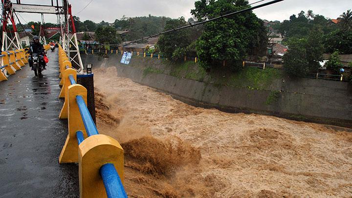 Jakarta Dikepung Siaga 1 Banjir dari 12 Bendungan