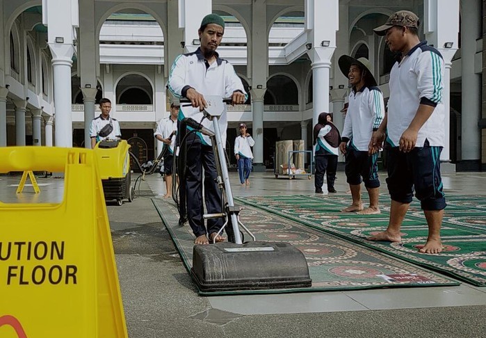 1.255 Karpet Masjid Al Akbar Surabaya Dibersihkan Untuk Waspada Corona