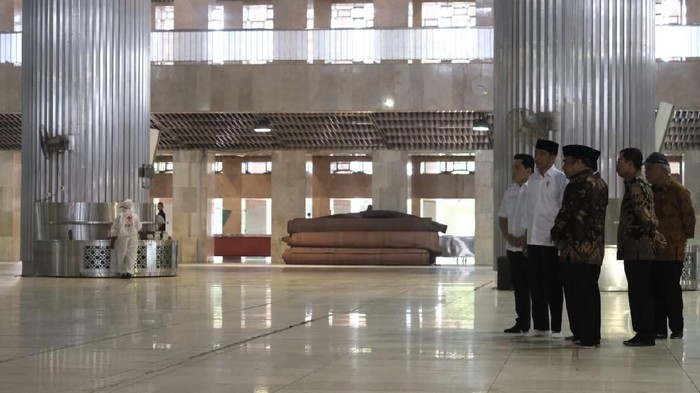 Jokowi Memantau Sterilisasi Masjid Istiqlal Cegah Corona