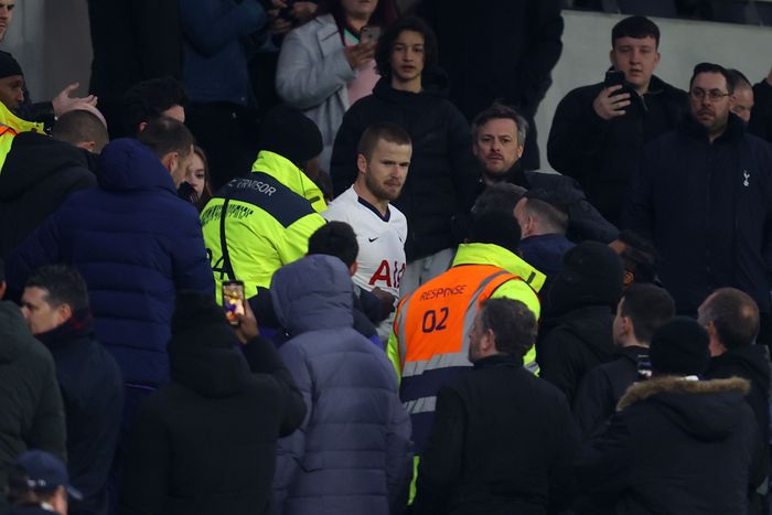 Pemain Vs Penonton: Dari Eric Cantona Sampai Eric Dier