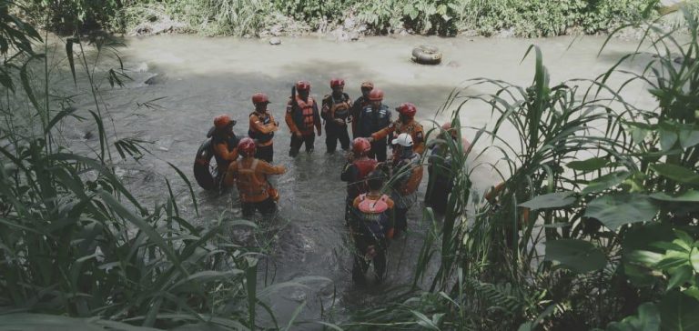 Pencarian Terhadap Anak yang Terseret Arus Sungai Ciapus Dilanjutkan Esok