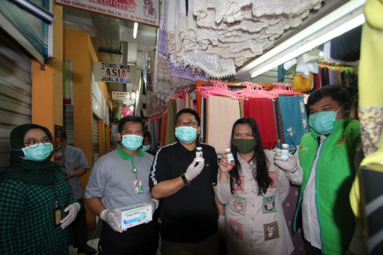 PD Pasar Tohaga Bagikan Handsanitizer Gratis di Pasar Cibinong