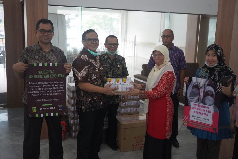 PNS Setda Kabupaten Bogor Berikan Donasi Untuk Paramedis RSUD Cibinong